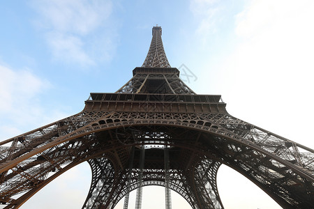 Eiffel 铁塔雾纪念碑建筑学公园地标蓝色天空背景图片