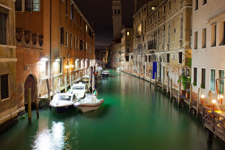 夜里威尼斯旅行地标游客城市运河建筑学建筑街道反射天空图片