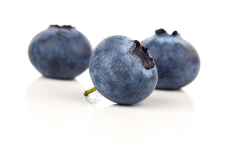 白色背景上孤立的新鲜蓝莓新星群小吃浆果馅饼营养森林蓝色甜点宏观饮食团体背景