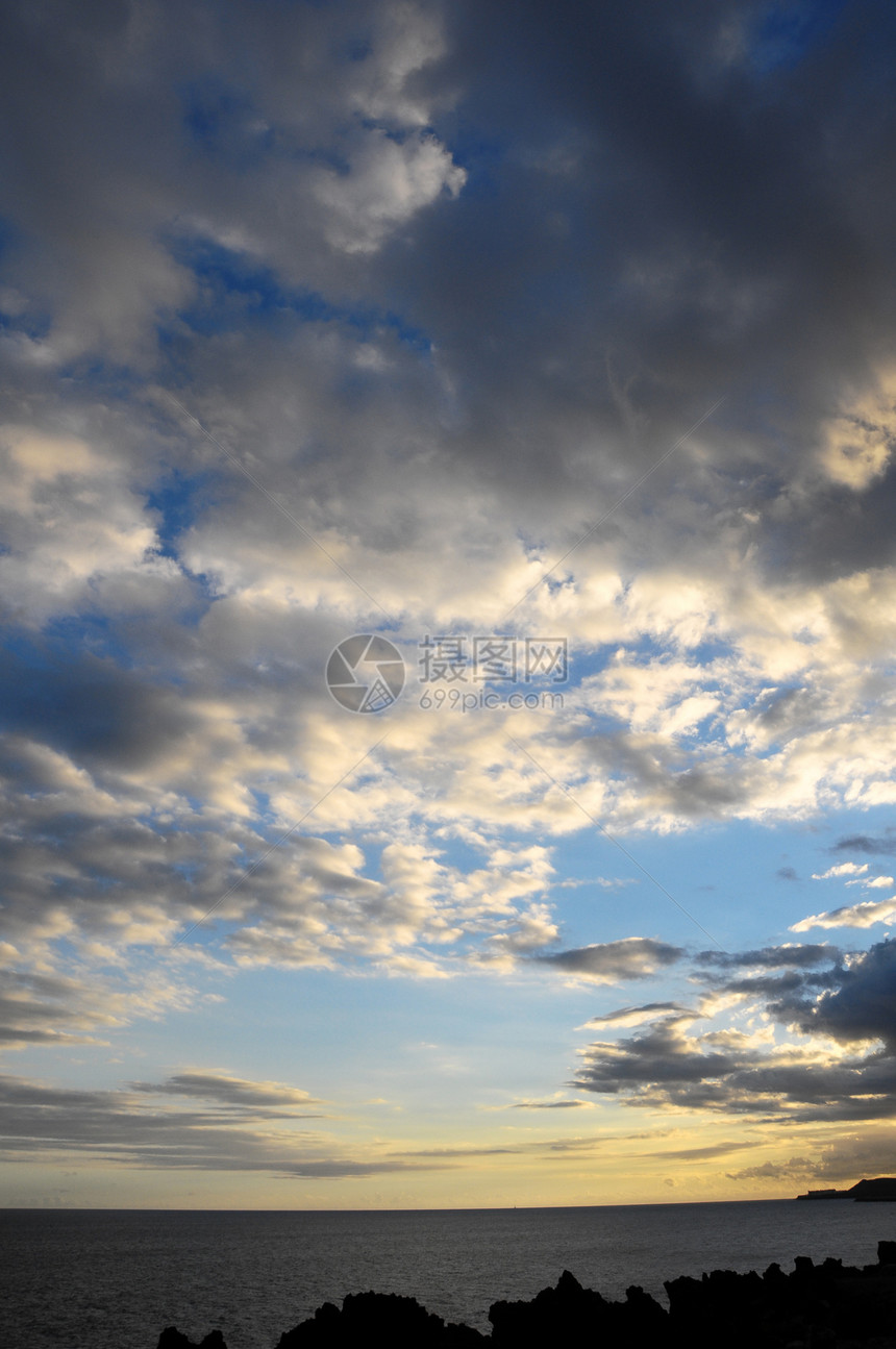 横跨大洋的彩云旅行上帝日落地平线阳光蓝色太阳海滩反射白色图片
