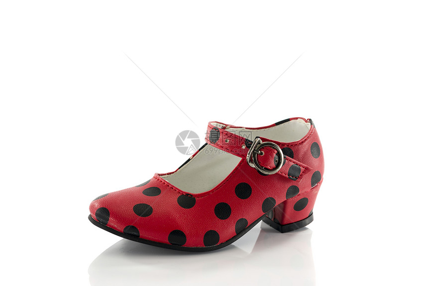 红色和黑黑西班牙皮鞋图片