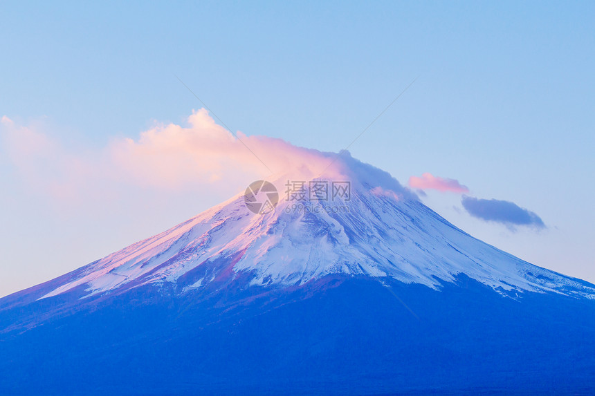 清晨藤山火山天空爬坡地标日落蓝色天际日出晴天阳光图片