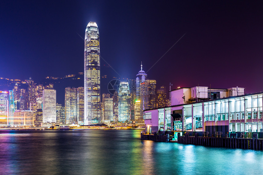 晚上在香港金融商业城市建筑场景办公室公司建筑学景观风景图片