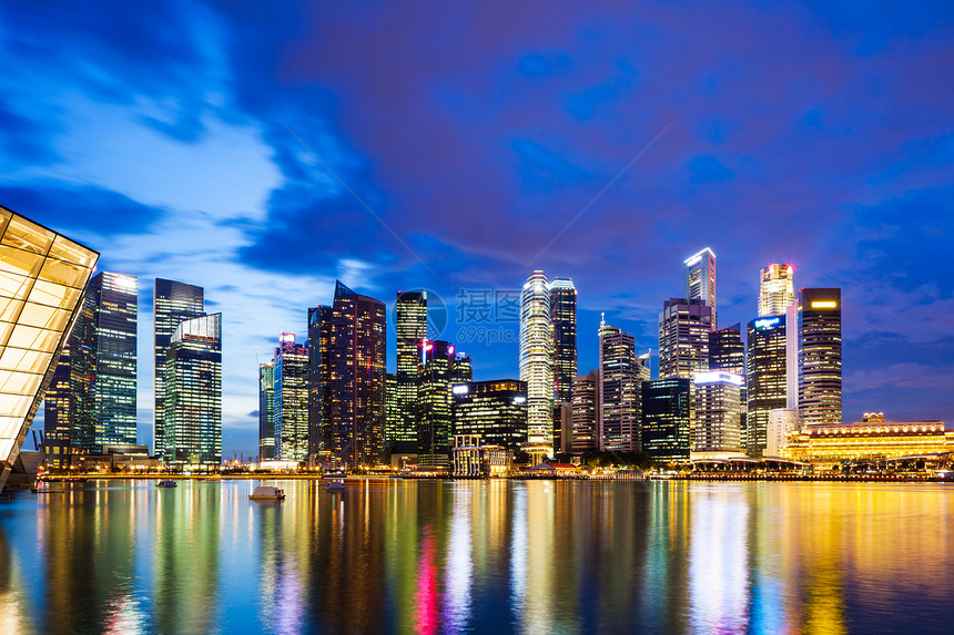 新加坡夜间倾斜建筑学天际景观场景金融风景公司建筑海洋图片