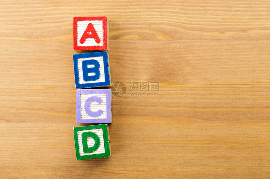 木本底的ABCD木制玩具块图片