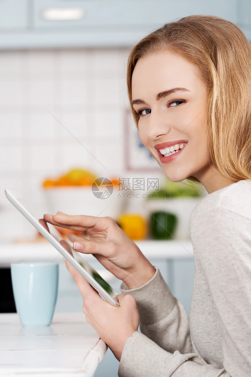 美丽的caucasian女人拿着平板电脑女性生活人士商务网络技术成人女士软垫药片图片