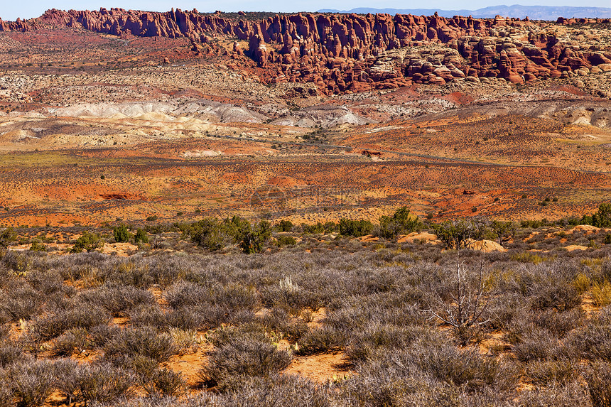 黄橙红漆沙漠拱门国家公园 Moab Utah岩石彩绘峡谷土地石头悬崖台面地质学假期地标图片