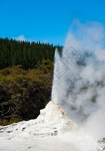 莱迪诺克斯蓝色地热沸腾喷泉天空蒸汽多云风景旅游肥皂高清图片