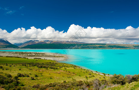 普卡基湖日光岩石天蓝色支撑旅游风景草地远景蓝色冰川背景图片