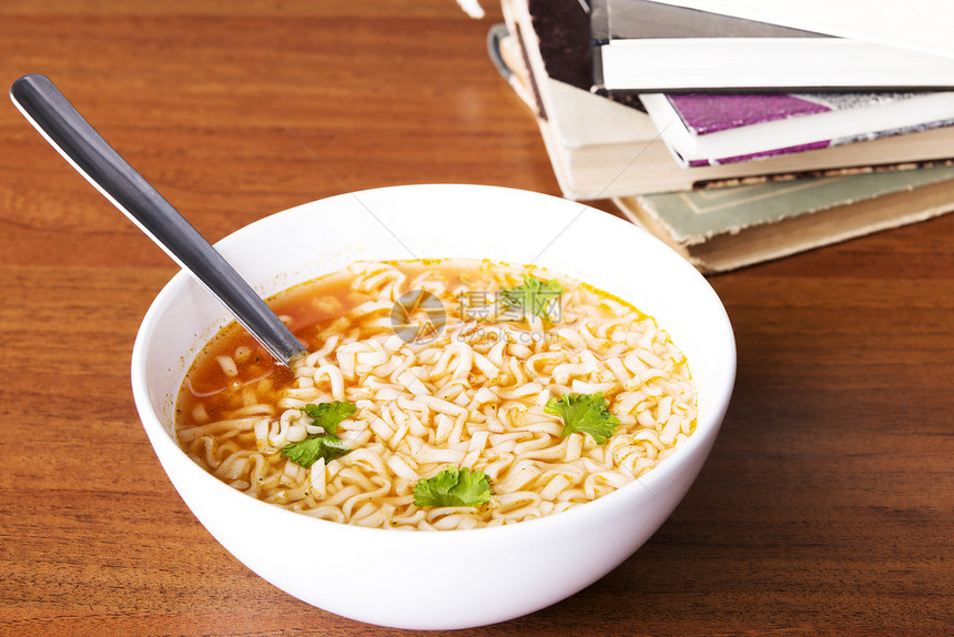 中文 蔬菜 意大利面汤旁边的书图片