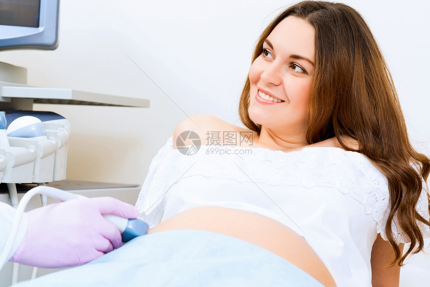 接受医生诊治的怀孕妇女考试婴儿待产夫妻测量卫生女士女性病人检查图片