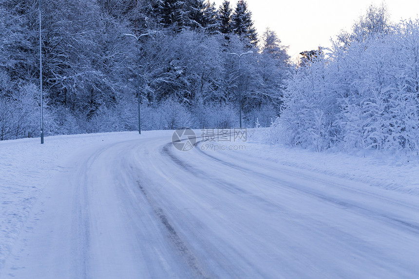 冬季森林 道路铺满了雪雪荒野季节雪花新年美丽天气花园公园木头横线图片