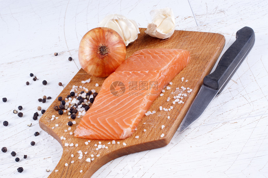 木板上的鲑鱼片蔬菜黑色菜刀木头胡椒食物洋葱图片