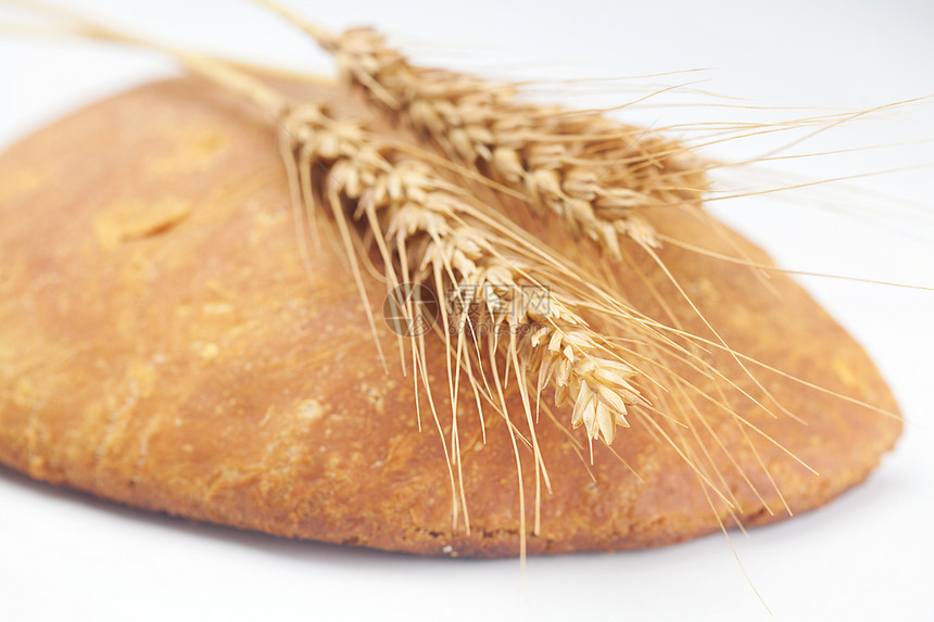 和在白色上隔离的面包钉食物大麦产品生活小麦谷物烹饪作品木头玉米图片