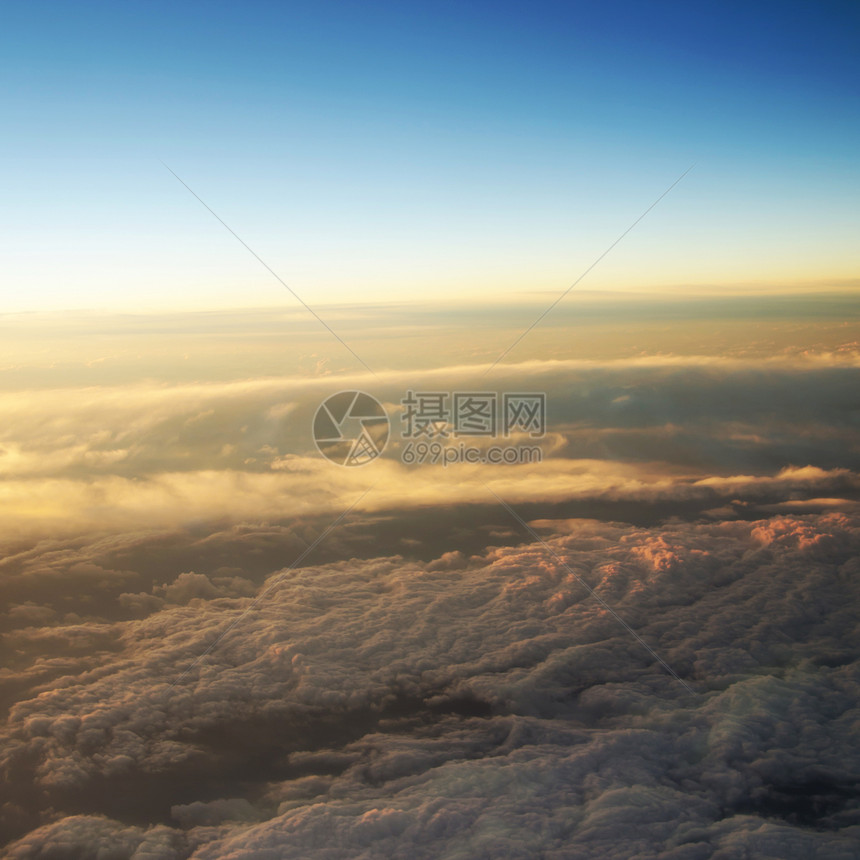 云层日出的空中景象空气太阳气氛阳光天堂季节场景蓝色日落层云图片