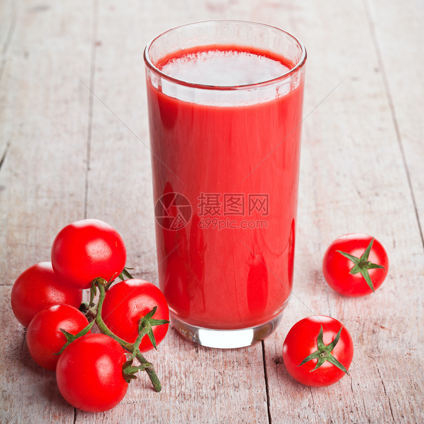 杯中番茄汁和新鲜西红柿水果纺织品美食乡村植物风化花蜜液体桌子农业图片