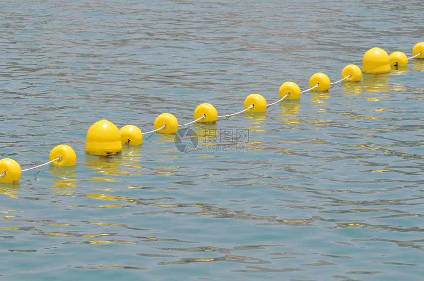 黄黄色浮游者红色钓鱼水池游泳海洋娱乐蓝色绳索假期港口图片