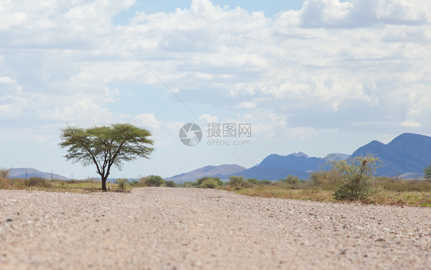 纳米比亚的碎石路地形风景碎石晴天场景蓝色爬坡纳米布岩石环境图片