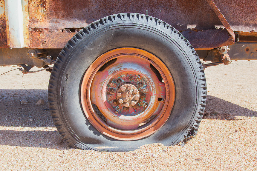一张罗阿边的旧旧遗弃的扁板车轮胎详情图片