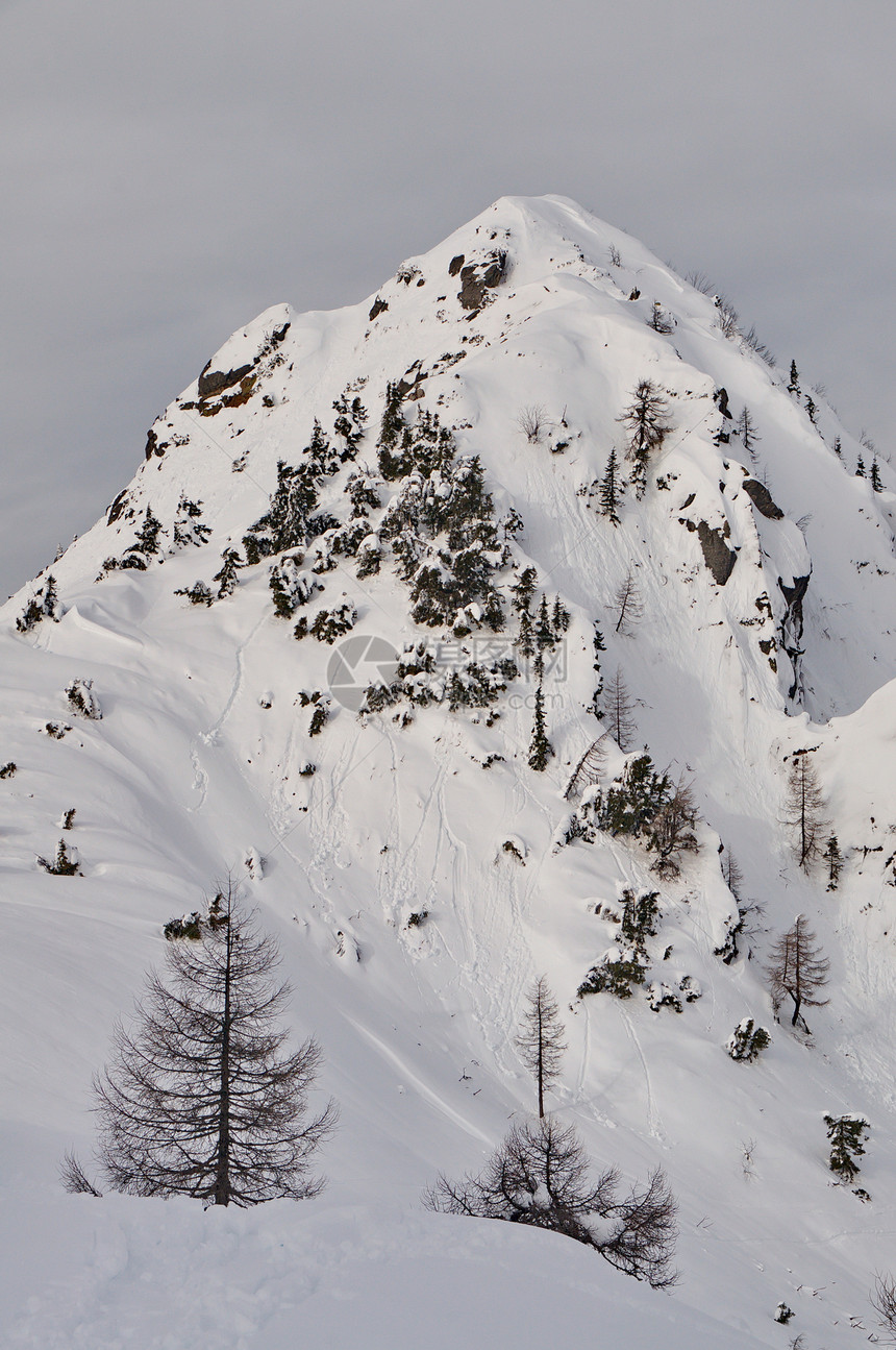 雪山晴天运动顶峰假期冒险活动岩石蓝色高山季节图片