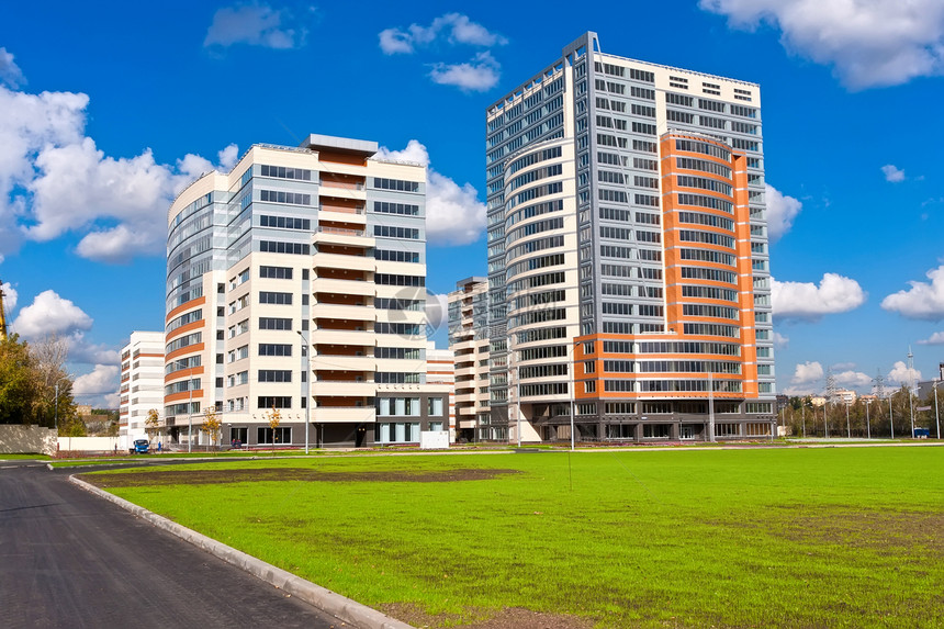 现代公寓楼奢华生活住宅建筑学天空绿色场景商业玻璃房子图片