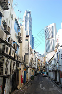 建筑墙边街道的空调设备设施背景图片
