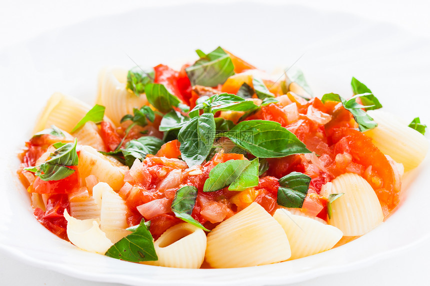 番茄面食盘子洋葱白色食物烹饪蔬菜红色美食传统图片