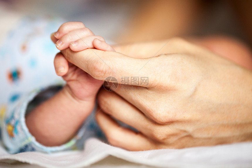 怀着母亲的手的新生儿婴儿保健卫生手指生活女性皮肤手臂孩子男生新生图片