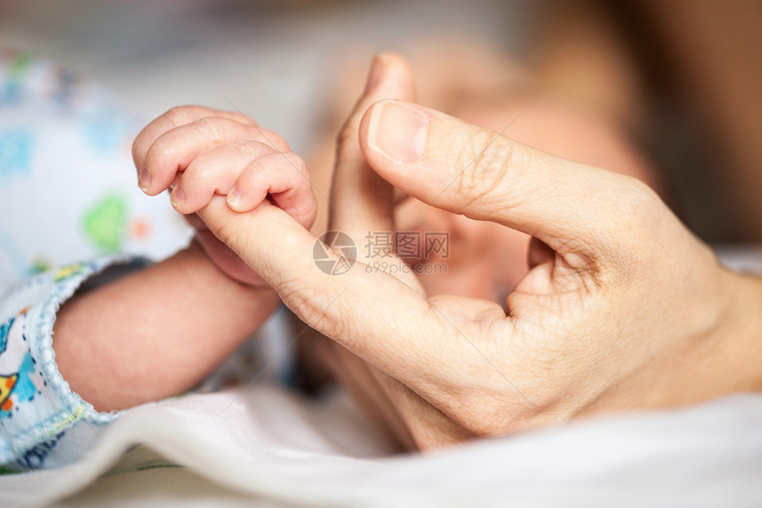 怀着母亲的手的新生儿婴儿女性卫生生活父母身体手臂压痛妈妈孩子男生图片