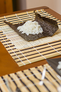 诺里海藻 上面有大米做寿司高清图片