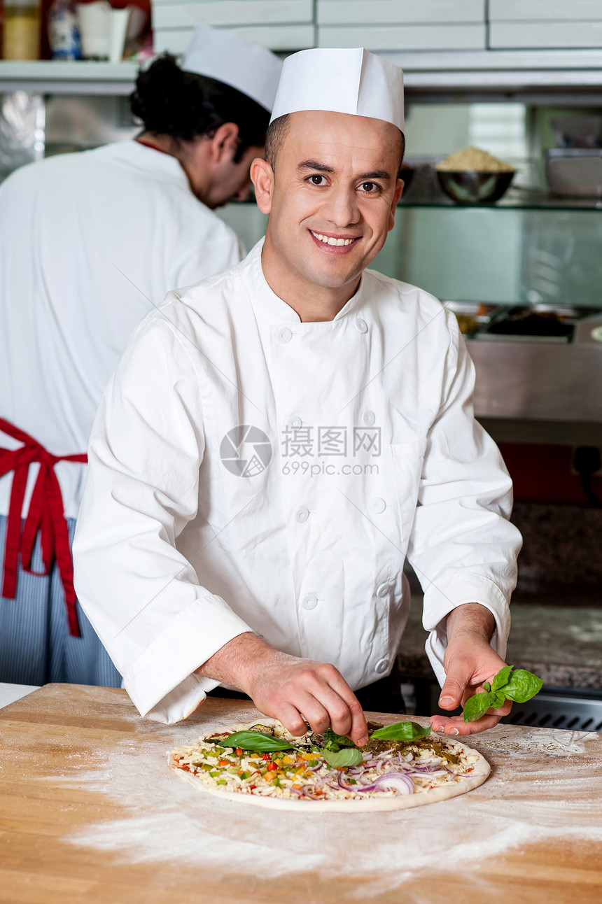 在厨房积极工作的男主厨食物绿叶食谱厨师冒充微笑男人披萨快乐男性图片