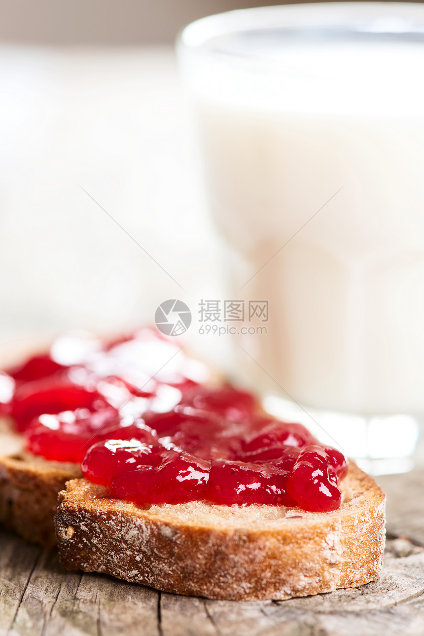 带草莓果酱的面包甜点糖果商覆盆子红色水果食物谷物小吃饮食牛奶图片