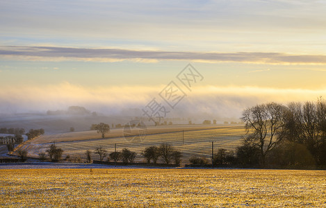从百老汇山查看爬坡农田联盟薄雾季节英语背景图片