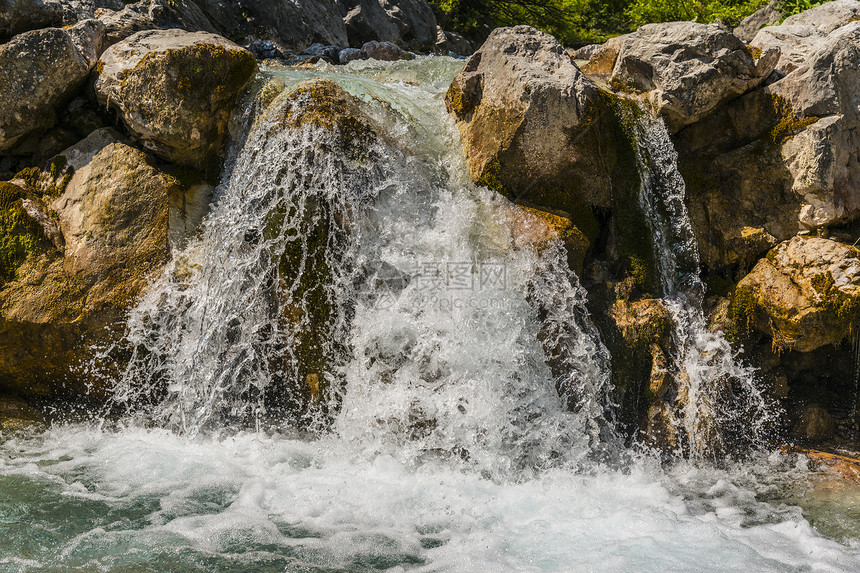 阿尔卑斯山的瀑布风景山脉流动森林国家岩石旅行荒野溪流蓝色图片