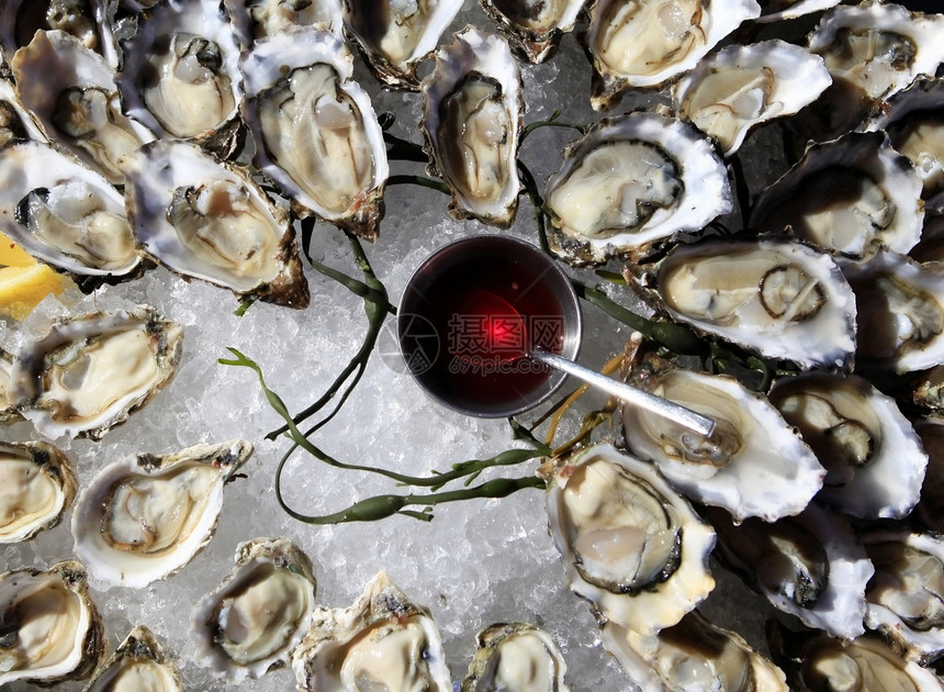 冰上开阔的牡蛎盘子营养海洋柠檬熟食壳类贝类奢华餐厅海鲜图片