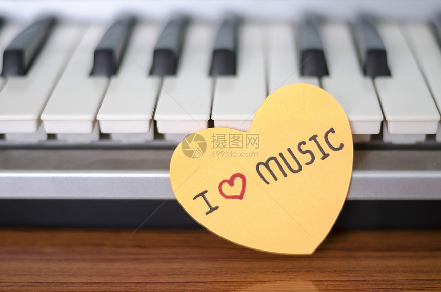 钢琴和心脏热情笔记乐器钥匙旋律歌曲娱乐音乐工作室宏观图片