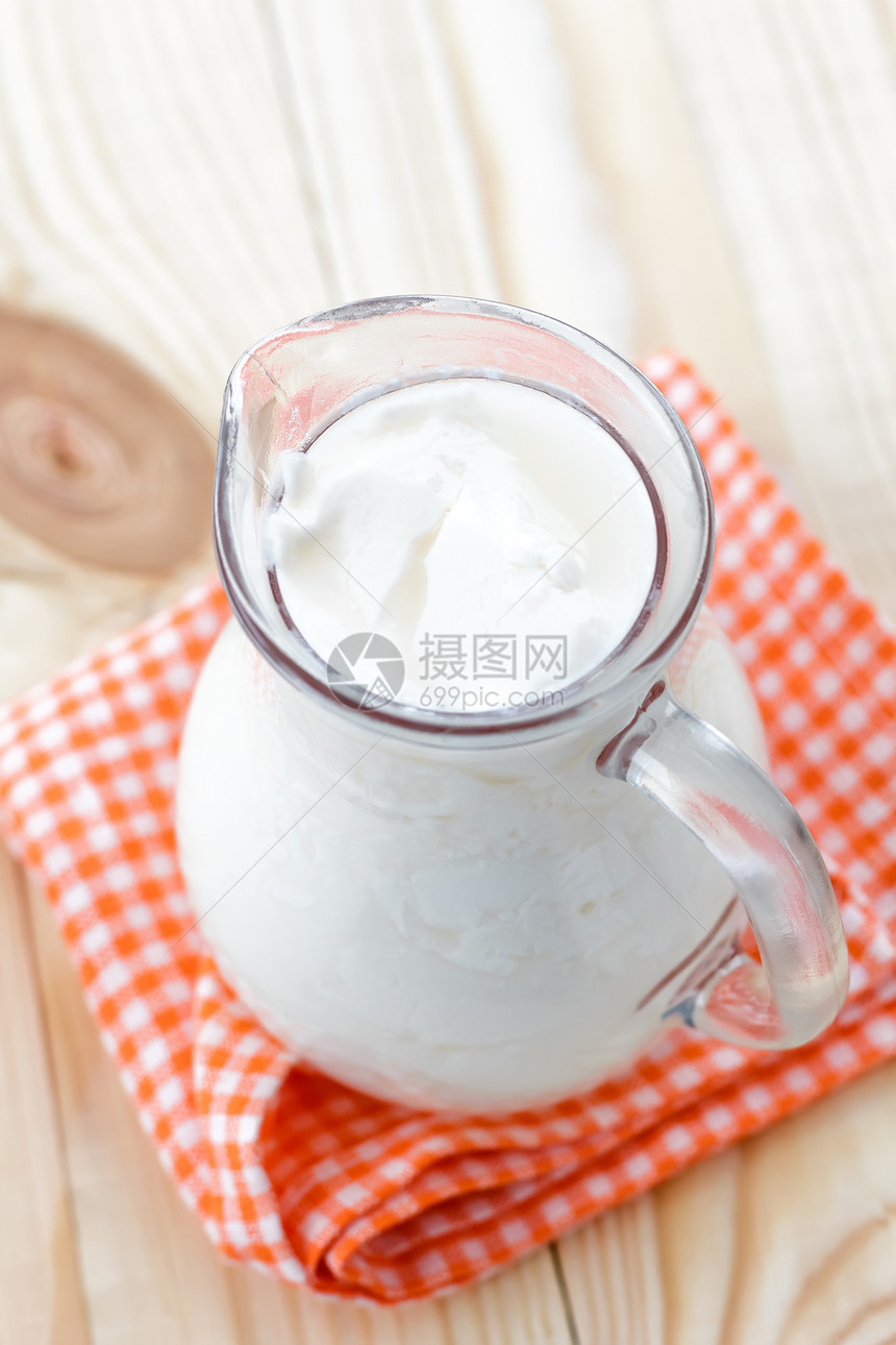 Kefir 克菲尔水壶木头奶油液体乡村乳白色桌子饮料酸奶产品图片