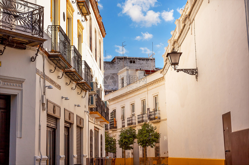 塞维利亚狭小街道西班牙城市视图地标文化白色路灯墙壁宗教旅行纪念碑阳台建筑物图片
