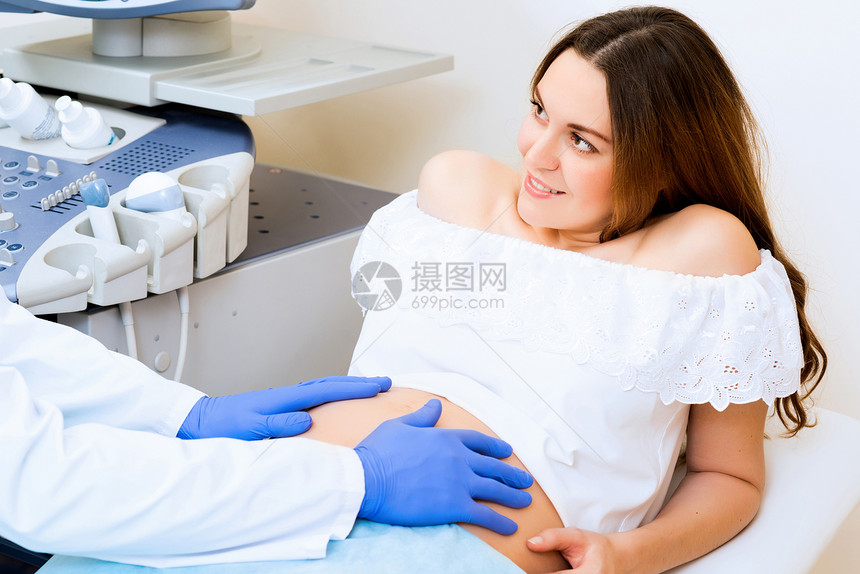 接受医生诊治的怀孕妇女诊所测量考试卫生保健儿科家庭成人医师腹部图片