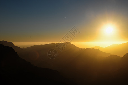 日落在山上天空太阳沙漠橙子背景图片