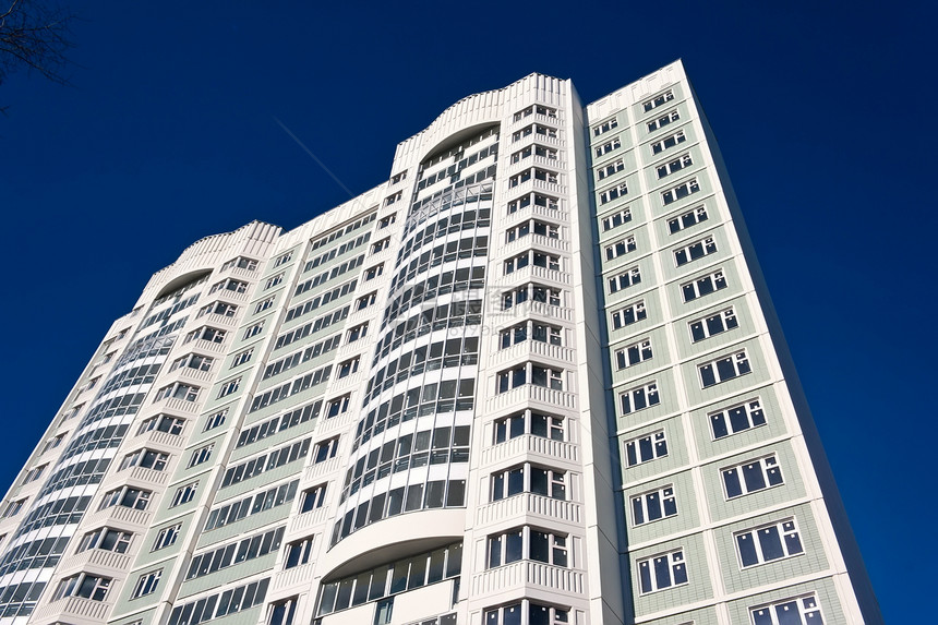 现代公寓楼大楼天空商业办公室奢华窗户生活阳台蓝色住房玻璃图片