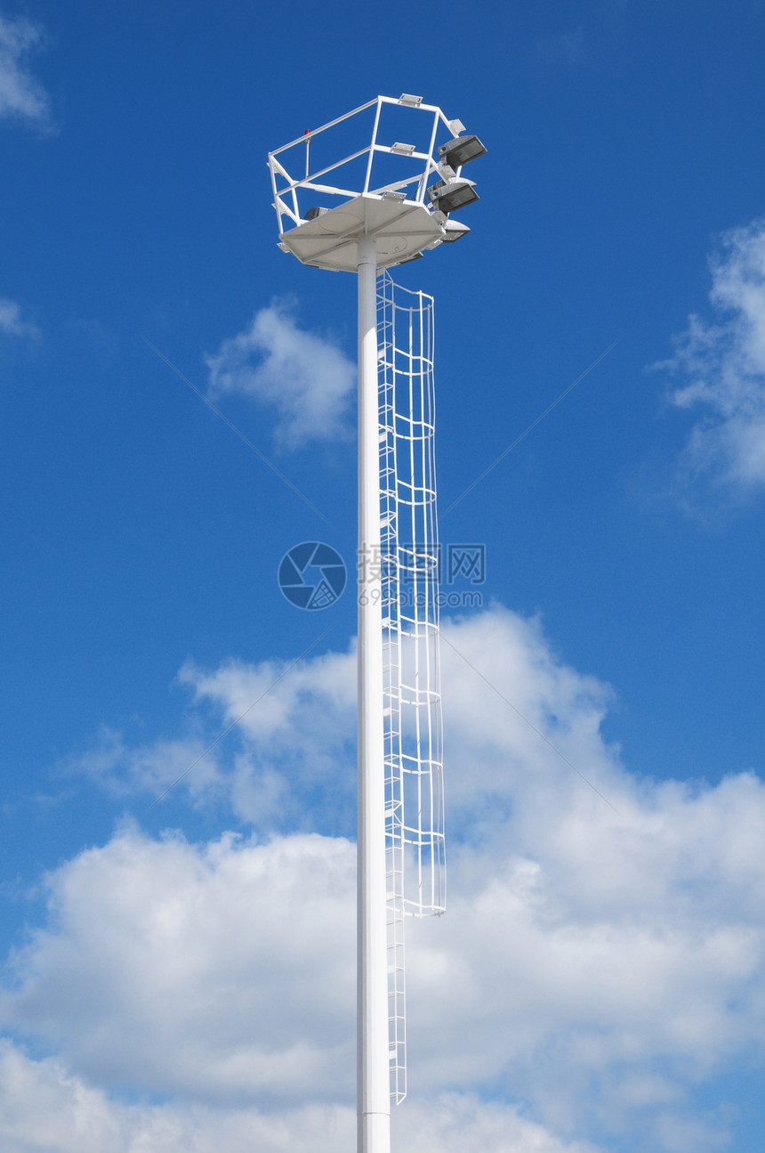 塔楼楼梯安全多云天空金属灰色蓝色色调工业梯子运动图片