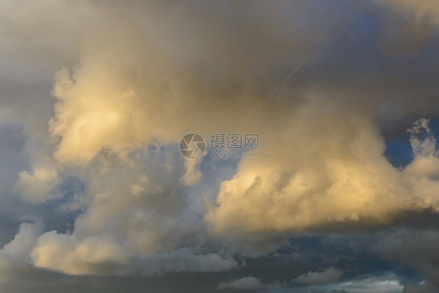 黑暗天空暴雨高度环境飞沫对流水分阳光风暴编队积雨图片