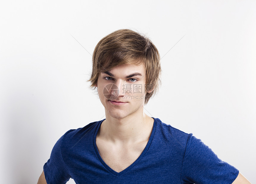 青年男子青少年工作室男生冒充衬衫蓝色男性金发白色成人图片