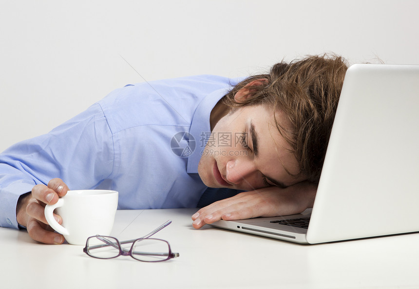 睡在笔记本电脑上工人导演睡眠经理领导生意人休息商业工作男性图片