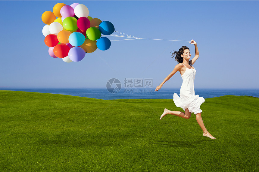 使用彩色球跳跃微笑飞行闲暇蓝色青年气球晴天女孩假期场地图片