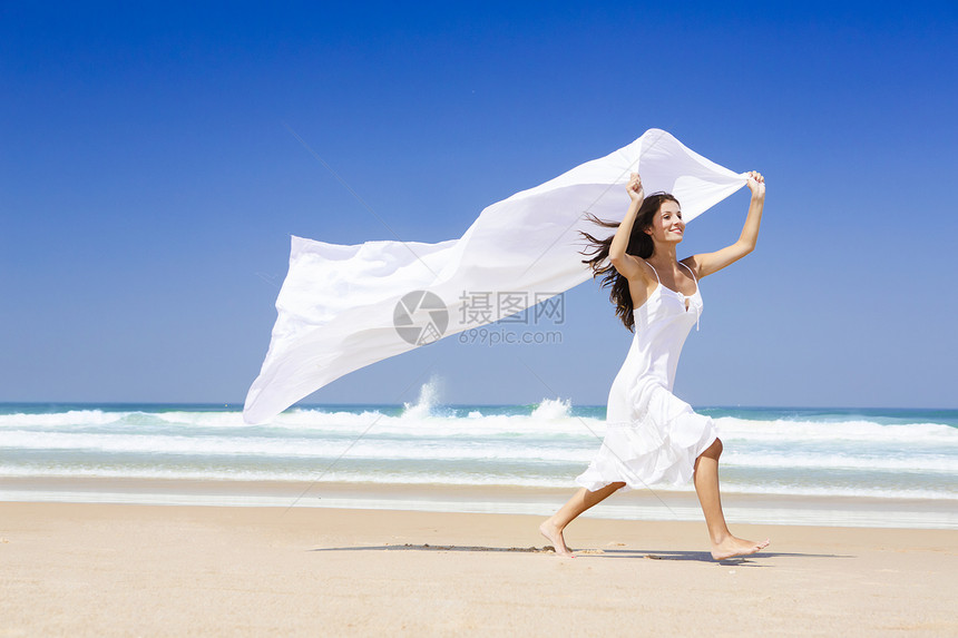 带着白围巾跳跃女孩跑步青年幸福自由假期享受快乐飞行天空图片
