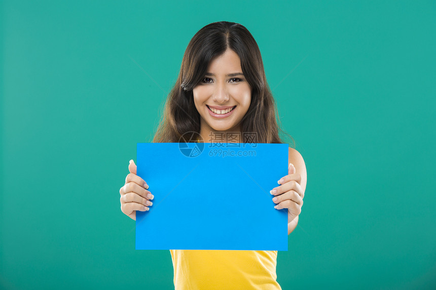 持有蓝纸女孩木板卡片蓝色营销女性微笑快乐幸福展示图片