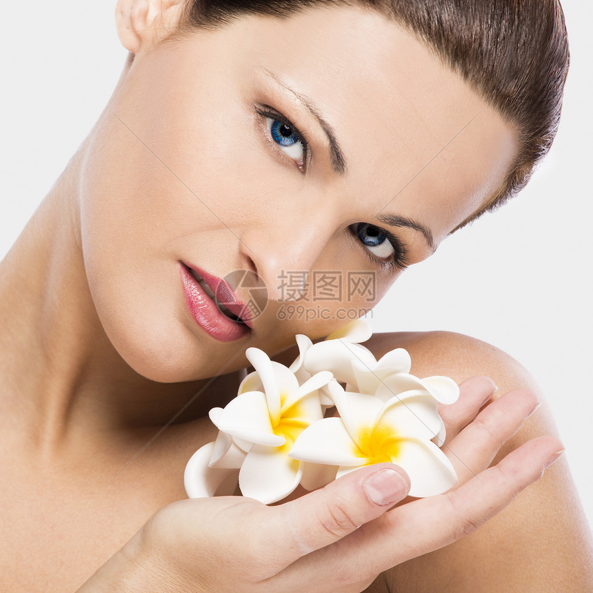 盛着鲜花的美女女性成人微笑温泉黑发鸡蛋花比基尼化妆品护理女孩图片