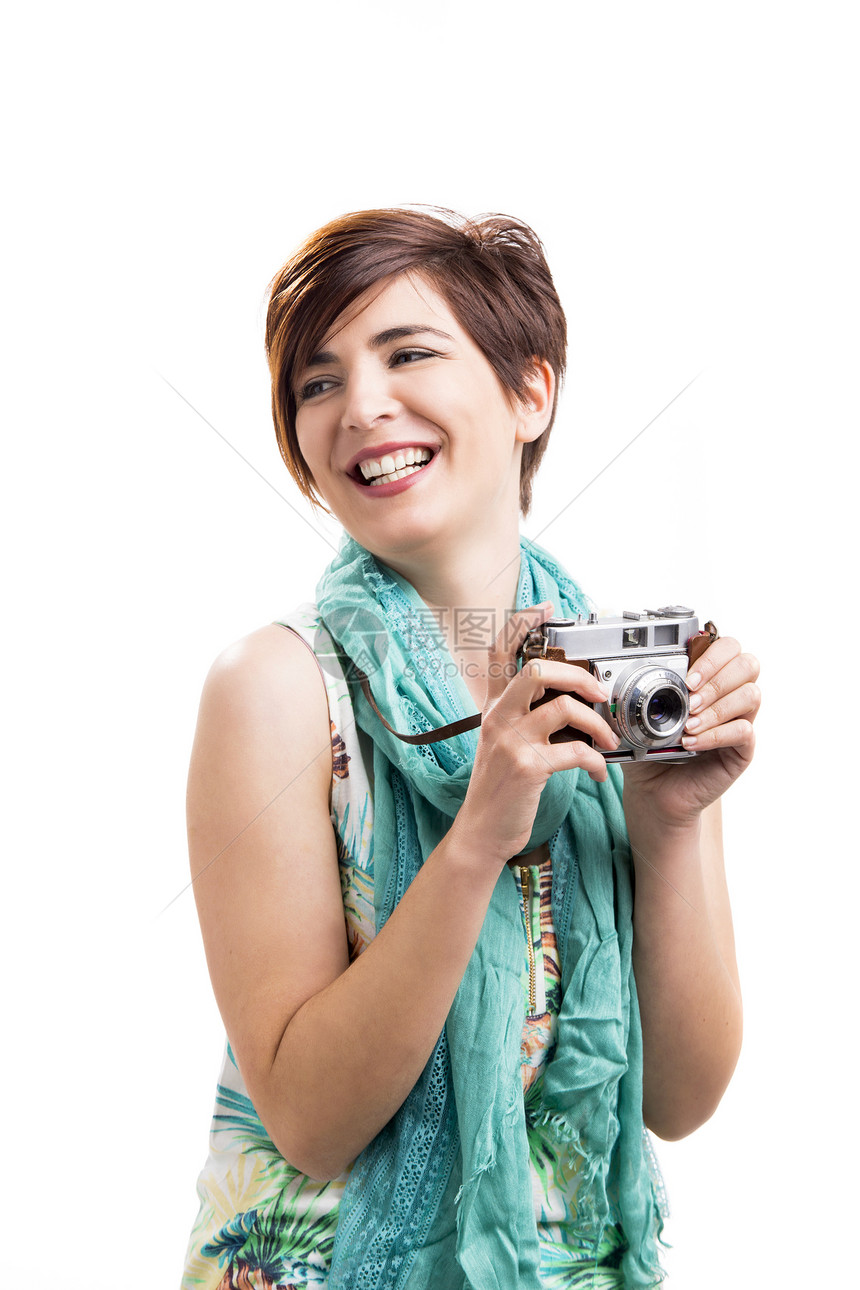 配有旧相机的女人假期摄影游客快乐白色围巾相片微笑绿色乐趣图片